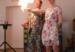 Widok na Pana Bańkę i panią Kasię prezentujących pokaz płonących baniek mydlanych.